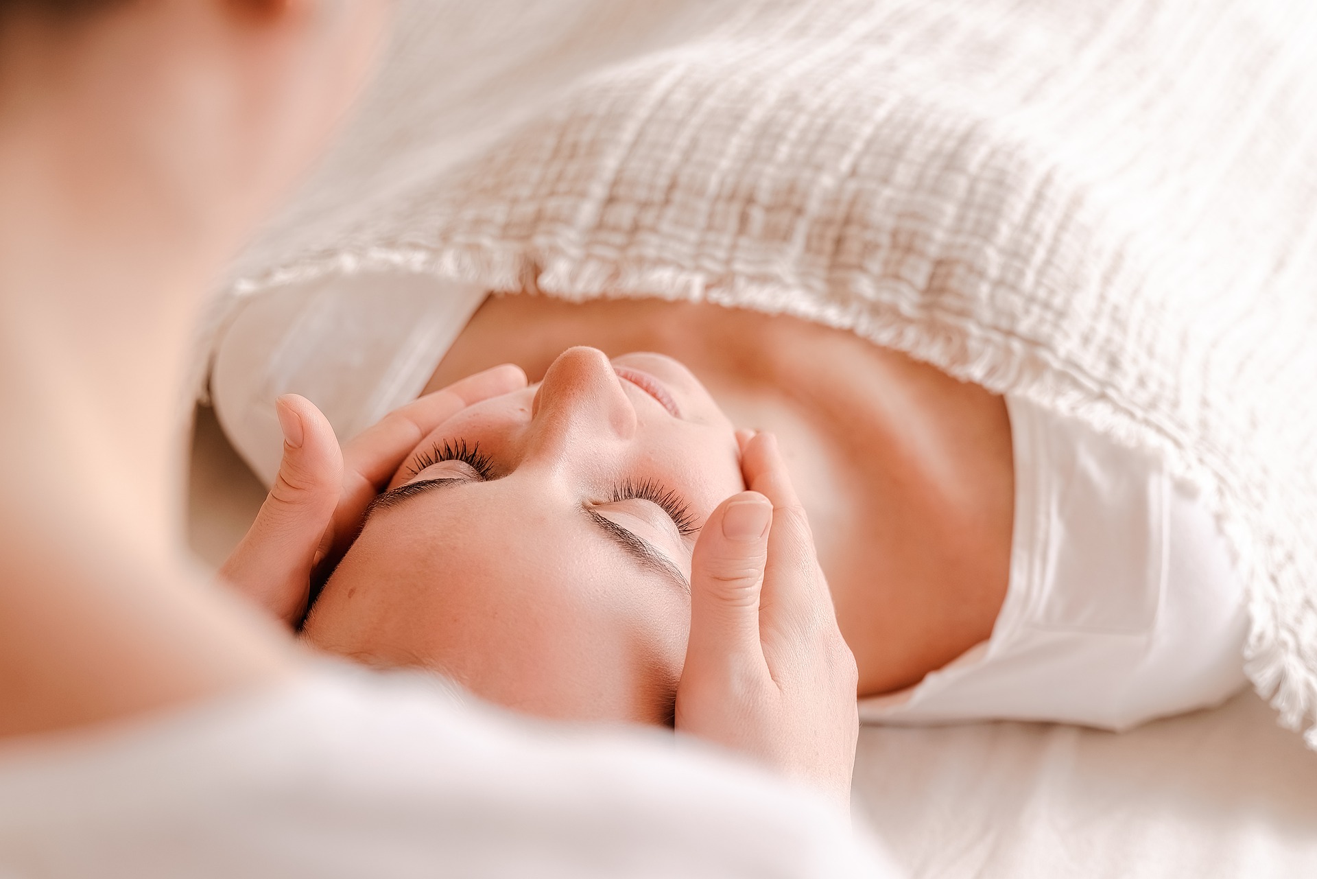 craniosacral-g8dca94150_1920